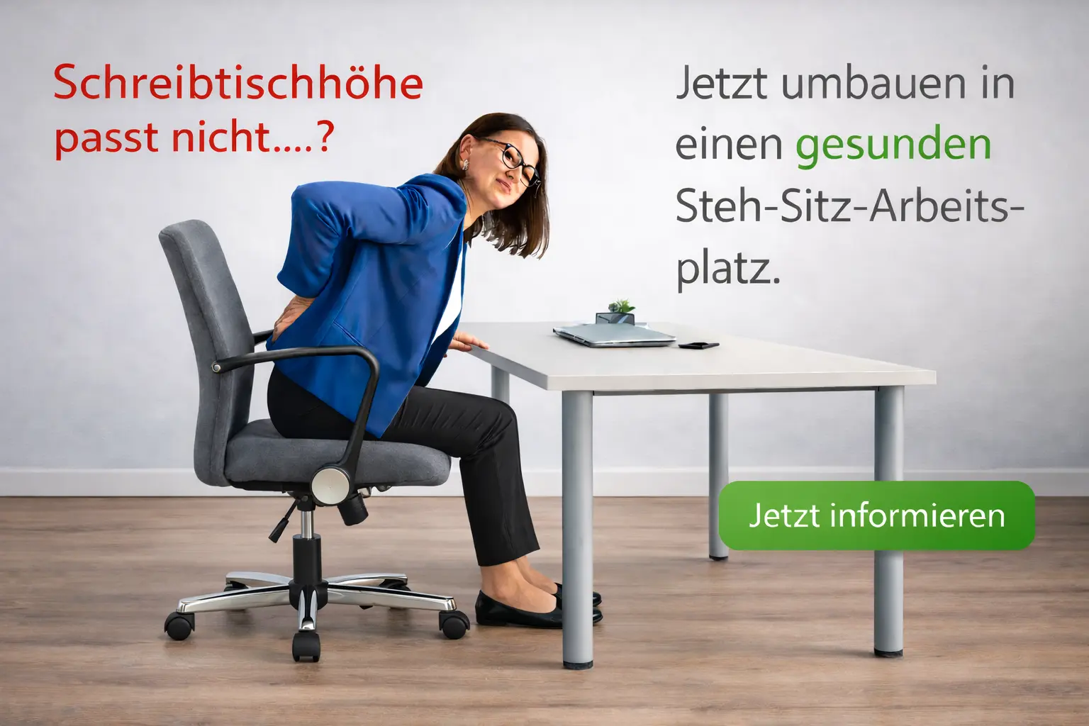 Eine Frau sitzt an einem ungesunden Schreibtisch und hat Rückenschmerzen